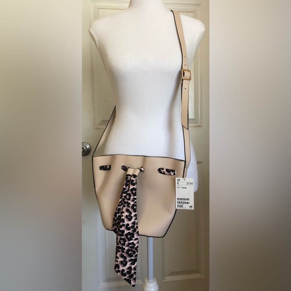 Light Beige Purse with leopard detail NWT never used magnetic closure